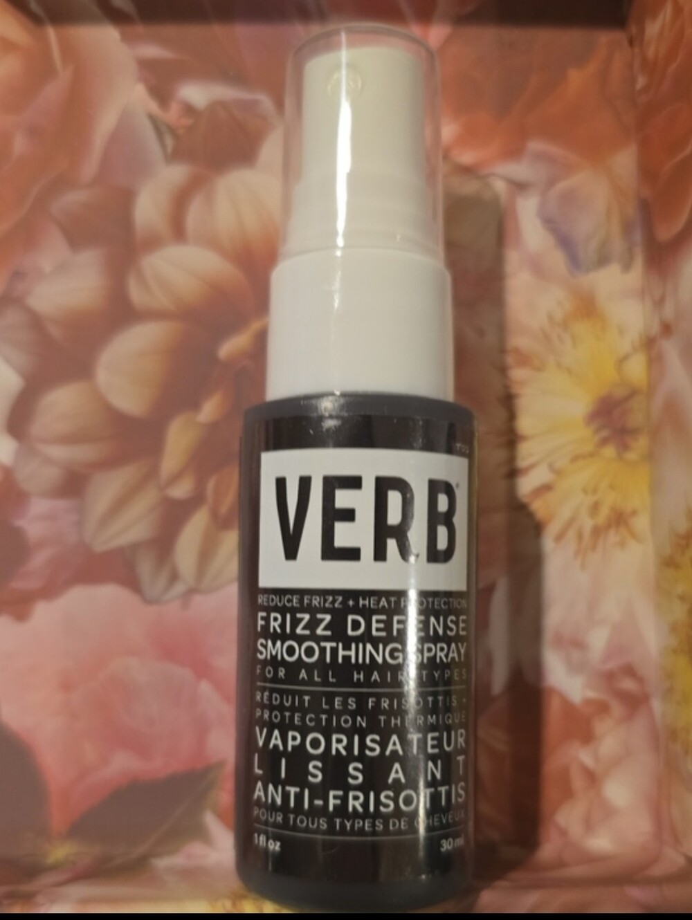 VERB FRIZZ DEFENSE SMOOTHING SPRAY WITH HEAT PROTECTION.